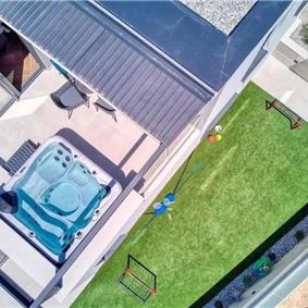 4-Bedroom Villa with heated pool and sea view, near Podstrana, sleeps 8